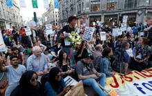 Vụ cháy ở London: Biểu tình sôi sục, thủ tướng Anh tháo chạy