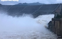 Lũ tràn về thủy điện Hòa Bình, thuỷ điện Sơn La dừng phát điện