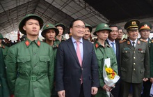 Bí thư Hà Nội xúc động chia tay thanh niên tòng quân