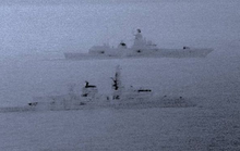 Tàu khu trục Anh kèm sát tàu chiến Nga