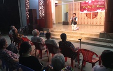 NS Châu Thanh quỳ hát tại Khu dưỡng lão nghệ sĩ