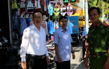 Lãnh đạo quận Tân Phú đi vận động, đòi vỉa hè