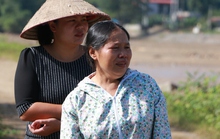 Nhói lòng mẹ mỏi mòn đi dọc suối gọi tên con gái và cháu ngoại