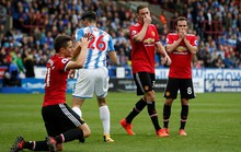 M.U thua sốc Huddersfield: Mourinho khẩu phục