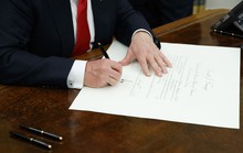 Tân Tổng thống Trump kí sắc lệnh đầu tiên trong phòng Bầu dục