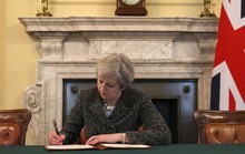 Thủ tướng Anh ký thư chính thức khởi động Brexit