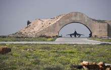 Chiến đấu cơ cất cánh từ căn cứ Syria vừa bị Mỹ nã tên lửa