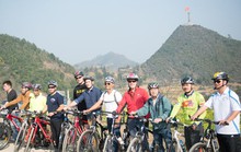 Đại sứ Mỹ Osius đạp xe thăm Cột cờ Lũng Cú