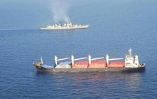 Trực thăng Ấn Độ giúp tàu Trung Quốc chặn cướp biển
