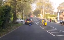 Clip: Bé trai thoát chết thần kỳ sau cú lao xe scooter vào ôtô