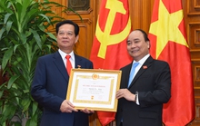 Trao Huy hiệu 50 năm tuổi Đảng cho nguyên Thủ tướng Nguyễn Tấn Dũng
