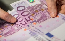 Người phụ nữ bí ẩn xả hàng chục ngàn euro xuống bồn cầu