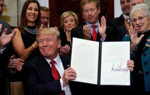Ông Donald Trump ký sắc lệnh làm suy yếu Obamacare