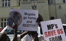 Tổng thống Zimbabwe tự nguyện từ chức