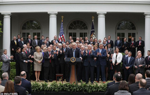 Ông Trump ăn mừng vì Obamacare bị “khai tử”