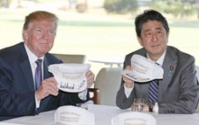 Thủ tướng Shinzo Abe tặng gì cho Tổng thống Donald Trump?