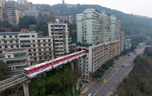 Trung Quốc: Tàu chạy xuyên tòa nhà 19 tầng