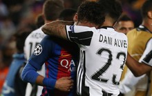 Neymar khóc nức nở, Alves an ủi