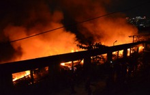 Công ty dệt may ở quận Tân Phú, TP HCM bốc cháy dữ dội