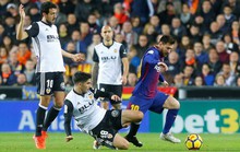 Trọng tài quyết phá, Barcelona suýt trắng tay ở Mestalla