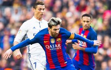 Ronaldo đá xoáy cầu thủ Barcelona trong lễ nhận giải FIFA