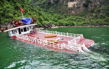 Tàu du lịch chở 31 khách Trung Quốc chìm trên Vịnh Hạ Long