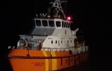 Chìm tàu cá, 2 người chết, 4 ngư dân mất tích