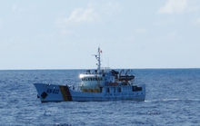 Tàu kiểm ngư bảo vệ ngư dân trước lệnh cấm phi lý của Trung Quốc