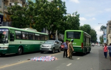 TP HCM: Ngã khỏi xe máy, người phụ nữ bị xe buýt cán chết
