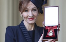 Mẹ đẻ Harry Potter lại được vinh danh