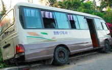 Xe khách ủi hàng loạt xe máy, 2 bé gái tử nạn