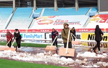 Chùm ảnh sân thi đấu chung kết U23 Việt Nam chạy đua với mưa tuyết