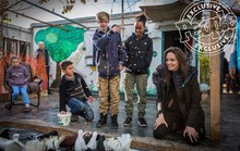 Angelina Jolie đưa hai con đến thăm trại tị nạn