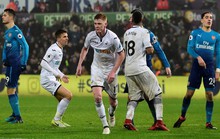 HLV Wenger nổi điên với hàng thủ Arsenal sau trận thua Swansea