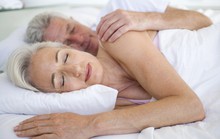 Nhịn nước vì sợ tiểu đêm, dễ… đột quỵ?