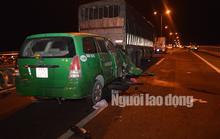 Taxi tông đuôi xe tải dừng dốc cầu Cần Thơ, 3 người chết thảm
