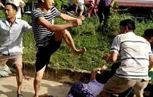 Bị ngăn chặt cây hoa sữa, 8 người xông ra đánh, chém vợ chồng hàng xóm dã man