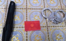 Tạm giữ thanh niên mang theo còng và thẻ công an đi đường