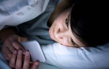 Những tác hại tiềm ẩn nếu dùng điện thoại trước khi ngủ