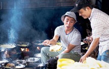 Chùa bánh xèo mời khách ăn miễn phí nghìn chiếc mỗi ngày ở miền Tây