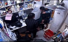 TP HCM: Người dân vây bắt kẻ cướp bịt mặt tấn công nữ nhân viên