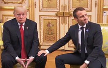 Giải mã phản ứng của ông Trump khi ông Macron vỗ đầu gối