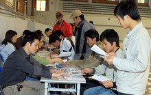Sang Lào làm việc, nhận lương nghìn đô