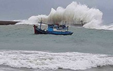 Thót tim với sóng cao ngất đập vào Phú Quý trước khi bão số 9 vào