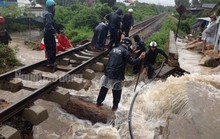 Đường sắt tê liệt vì mưa lớn, khoảng 2.500 khách bị kẹt