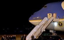 Ông Trump đóng cửa chính phủ, đưa Không lực Một đến đón ông Bush cha