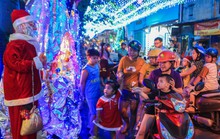 Hang đá khổng lồ, cây thông Giáng sinh rực rỡ đón Noel