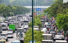 Kẹt xe khủng khiếp cửa ngõ sân bay Tân Sơn Nhất trưa 25 Tết
