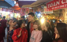 Đội phó U23 Duy Mạnh được người hâm mộ vây quanh khi đến đền Bà Chúa Kho