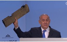 Thủ tướng Israel đưa mảnh vỡ máy bay tới hội nghị Đức vỗ mặt Iran